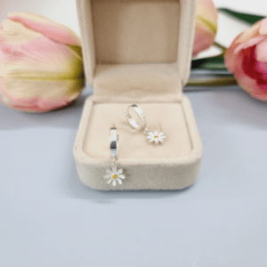 Khuyên tai bạc ta cúc daisy xinh xắn dành cho bé gái Le'mare Jewelry Khuyên tai bạc ta cúc daisy xinh xắn dành cho bé gái Le'mare Jewelry Le'mare Jewelry LMJ
