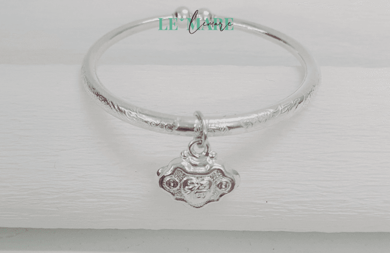 Vòng Bạc, món quà yêu thương cho bé dịp Trung Thu Nhiều mẫu vòng mang ý nghĩa đặc biệt, thu hút may mắn, sức khỏe, bình an cho bé.