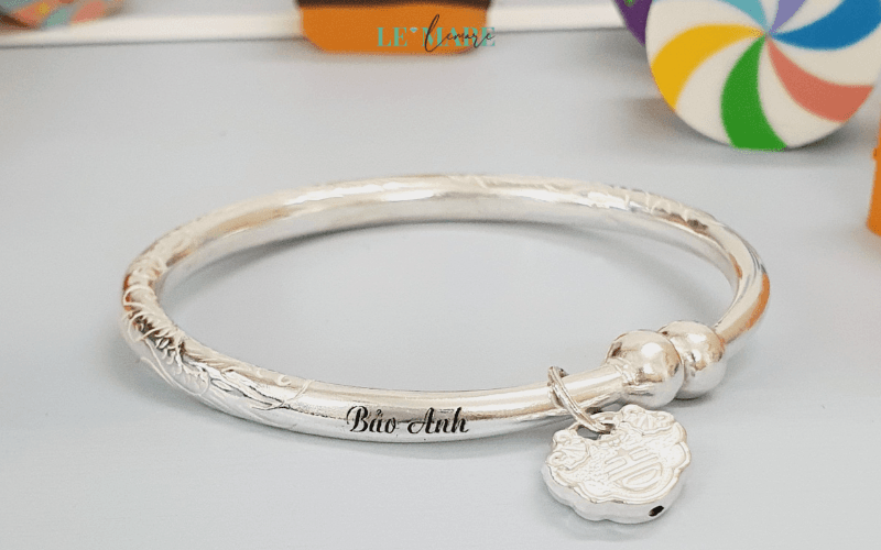 Tại sao nên mua vòng bạc tặng Trung Thu cho bé? Món quà tặng bé không chỉ mang ý nghĩa mà còn tốt cho sức khoẻ Vòng bạc chạm khắc tinh tế, đẹp mắt.