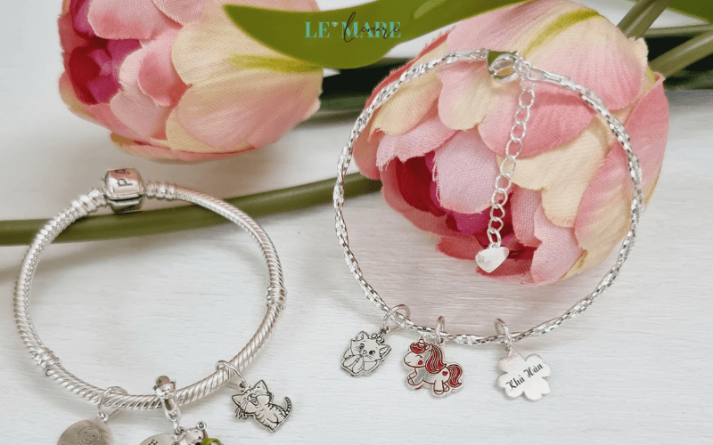 Tại sao nên mua vòng bạc tặng Trung Thu cho bé? Món quà tặng bé không chỉ mang ý nghĩa mà còn tốt cho sức khoẻ Vòng bạc làm quà trung thu cho bé xinh xắn, vẹn tròn ý nghĩa, đem lại niềm vui cho con.