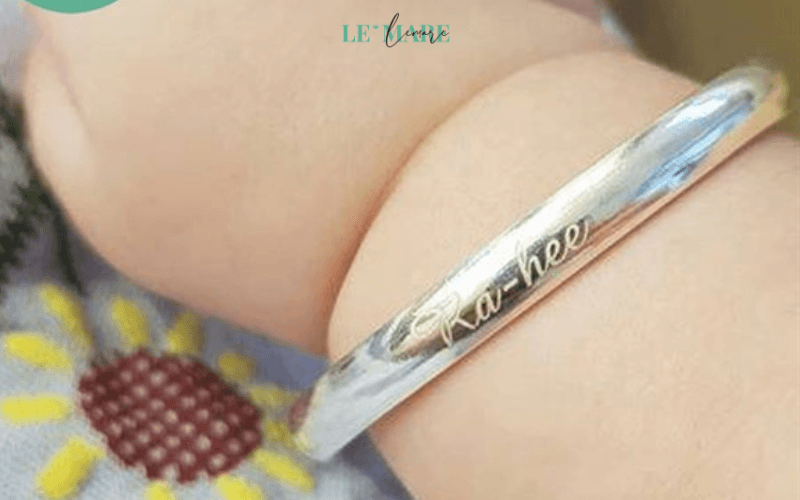 Tại sao nên mua vòng bạc tặng Trung Thu cho bé? Món quà tặng bé không chỉ mang ý nghĩa mà còn tốt cho sức khoẻ Chạm khắc tinh tế, đem dấu ấn của con vào vòng bạc.