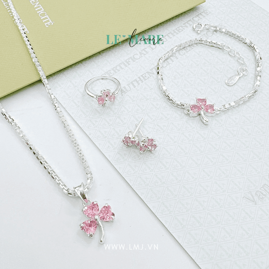 Set trang sức bạc ta Cỏ 3 lá đá hồng Le'Mare Jewelry - Dây Chuyền Bạc Trẻ Em Set trang sức bạc ta Cỏ 3 lá đá hồng Le'Mare Jewelry - Dây Chuyền Bạc Trẻ Em Le'mare Jewelry LMJ