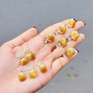 Nhẫn đai kim tiền và mặt dây chuyền túi tiền mắt hổ vàng đồng tâm bọc bạc Le'Mare Jewelry – Gợi ý món quà độc đáo và ý nghĩa dành tặng người phụ nữ trân quý trong các dịp kỷ niệm, ngày lễ 20/10, 8/3... Nhẫn đai kim tiền và mặt dây chuyền túi tiền mắt hổ vàng đồng tâm bọc bạc Le'Mare Jewelry – Gợi ý món quà độc đáo và ý nghĩa dành tặng người phụ nữ trân quý trong các dịp kỷ niệm, ngày lễ 20/10, 8/3... Le'mare Jewelry LMJ
