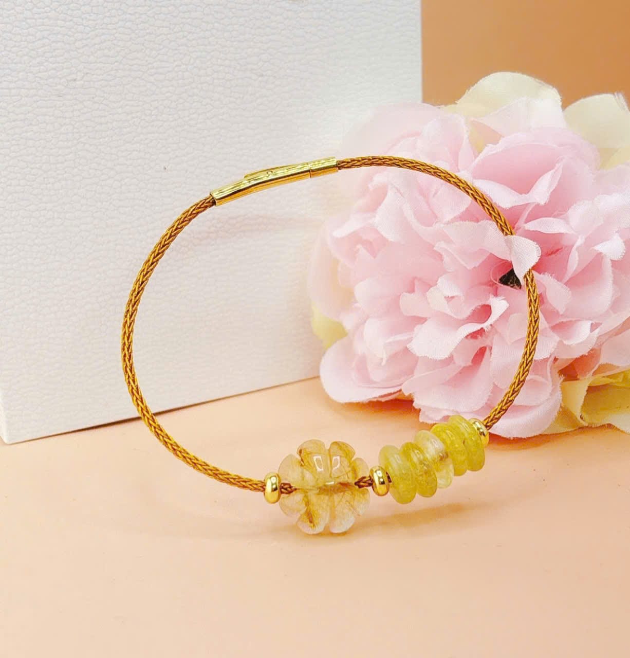 Vòng tay dây cáp bánh xe mix cỏ 4 lá thạch anh tóc vàng Le'Mare Jewelry – Gợi ý món quà độc đáo và ý nghĩa dành tặng người phụ nữ trân quý trong các dịp kỷ niệm, ngày lễ 20/10, 8/3... Vòng tay dây cáp bánh xe mix cỏ 4 lá thạch anh tóc vàng Le'Mare Jewelry – Gợi ý món quà độc đáo và ý nghĩa dành tặng người phụ nữ trân quý trong các dịp kỷ niệm, ngày lễ 20/10, 8/3... Le'mare Jewelry LMJ