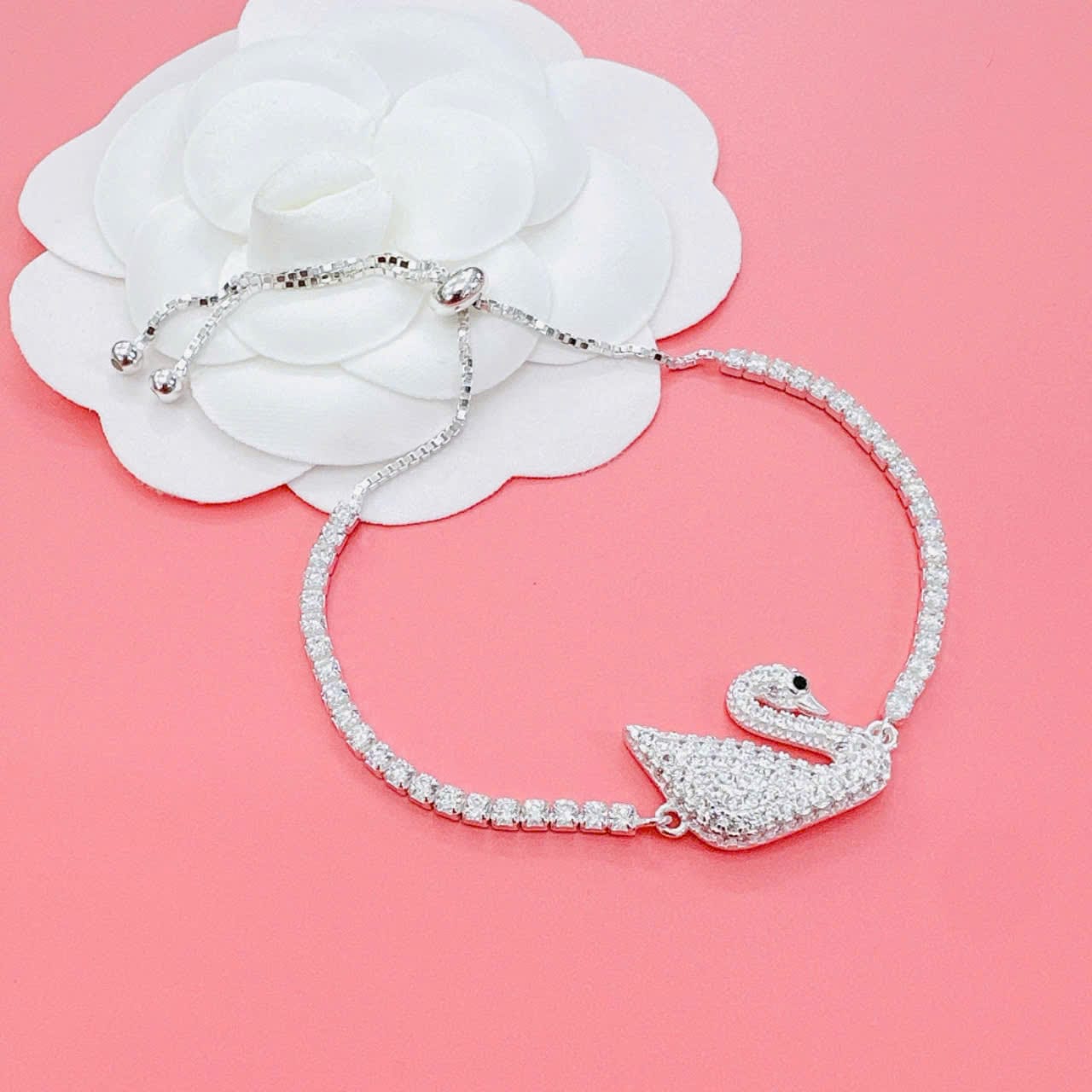 Lắc tay bạc đính đá tinh tế - Gợi ý món quà sang trọng và độc đáo dành tặng người phụ nữ trân quý Lắc tay bạc đính đá tinh tế - Gợi ý món quà sang trọng và độc đáo dành tặng người phụ nữ trân quý Le'mare Jewelry LMJ