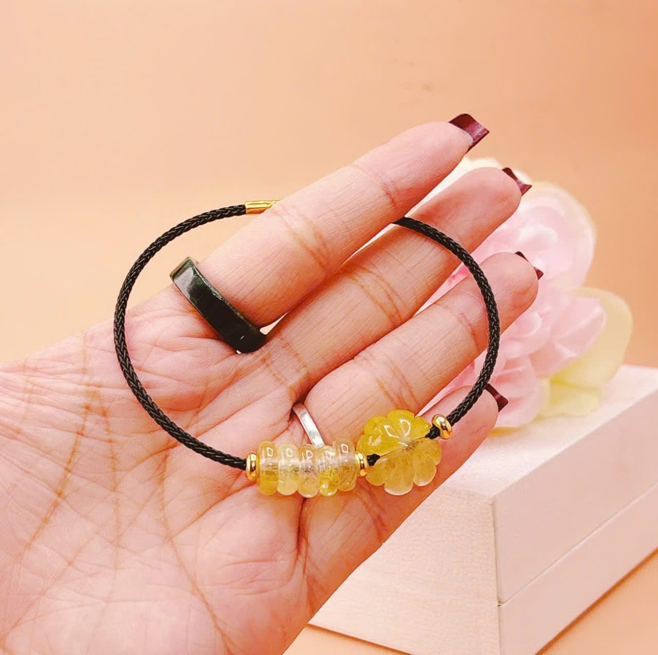 Vòng tay dây cáp bánh xe mix cỏ 4 lá thạch anh tóc vàng Le'Mare Jewelry – Gợi ý món quà độc đáo và ý nghĩa dành tặng người phụ nữ trân quý trong các dịp kỷ niệm, ngày lễ 20/10, 8/3... Vòng tay dây cáp bánh xe mix cỏ 4 lá thạch anh tóc vàng Le'Mare Jewelry – Gợi ý món quà độc đáo và ý nghĩa dành tặng người phụ nữ trân quý trong các dịp kỷ niệm, ngày lễ 20/10, 8/3... - Ảnh 4