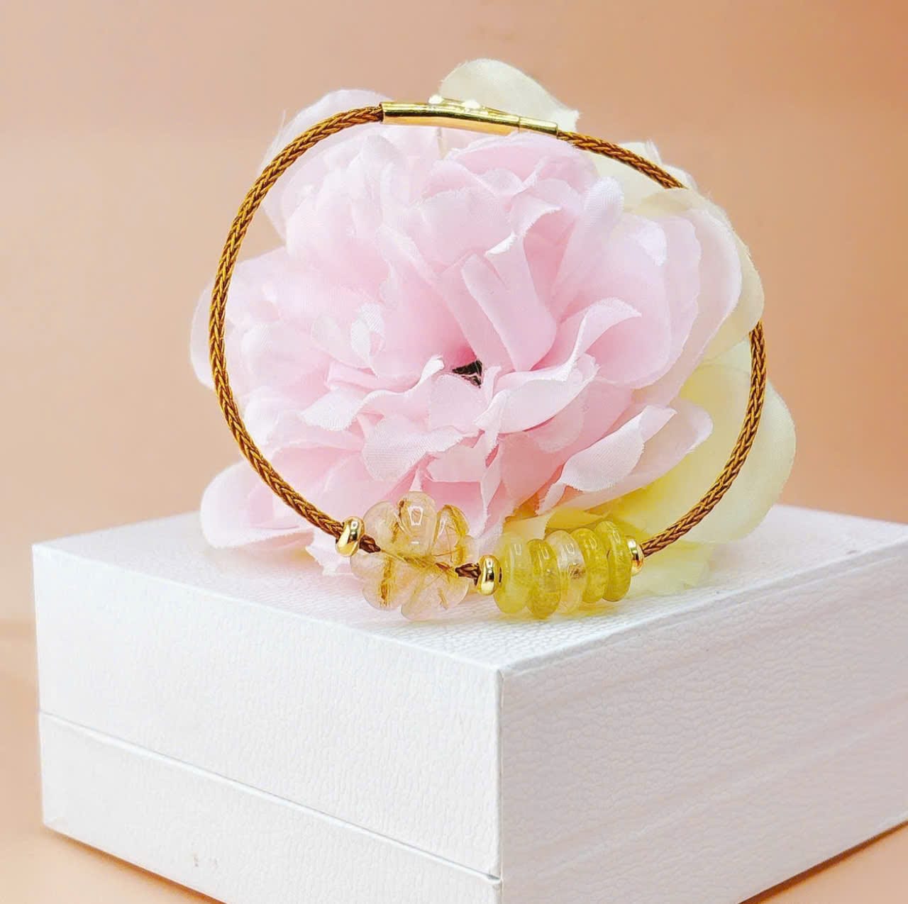 Vòng tay dây cáp bánh xe mix cỏ 4 lá thạch anh tóc vàng Le'Mare Jewelry – Gợi ý món quà độc đáo và ý nghĩa dành tặng người phụ nữ trân quý trong các dịp kỷ niệm, ngày lễ 20/10, 8/3... Vòng tay dây cáp bánh xe mix cỏ 4 lá thạch anh tóc vàng Le'Mare Jewelry – Gợi ý món quà độc đáo và ý nghĩa dành tặng người phụ nữ trân quý trong các dịp kỷ niệm, ngày lễ 20/10, 8/3... Le'mare Jewelry LMJ