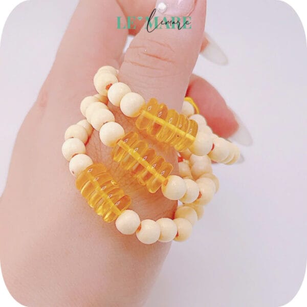 Vòng tay dâu tằm kết hợp ngũ điếu hổ phách Le'Mare Jewelry - món quà ý nghĩa dành cho bé yêu các dịp thôi nôi, đầy tháng, sinh nhật và các ngày kỷ niệm đặc biệt ... - Hình ảnh 2