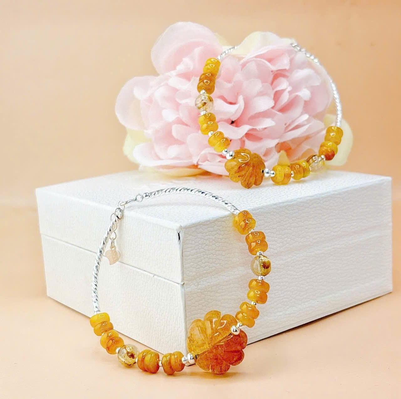 Vòng tay cẩm thạch huyết bánh xe mix cỏ 4 lá tóc vàng Le'Mare Jewelry – Gợi ý món quà độc đáo và ý nghĩa dành tặng người phụ nữ trân quý trong các dịp kỷ niệm, ngày lễ 20/10, 8/3... Vòng tay cẩm thạch huyết bánh xe mix cỏ 4 lá tóc vàng Le'Mare Jewelry – Gợi ý món quà độc đáo và ý nghĩa dành tặng người phụ nữ trân quý trong các dịp kỷ niệm, ngày lễ 20/10, 8/3... - Ảnh 3