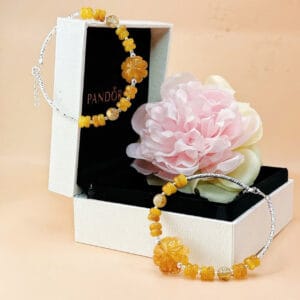 Vòng tay cẩm thạch huyết bánh xe mix cỏ 4 lá tóc vàng Le'Mare Jewelry – Gợi ý món quà độc đáo và ý nghĩa dành tặng người phụ nữ trân quý trong các dịp kỷ niệm, ngày lễ 20/10, 8/3...