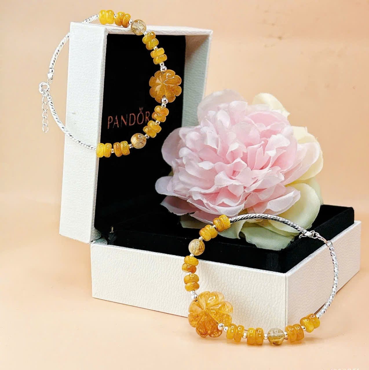 Vòng tay cẩm thạch huyết bánh xe mix cỏ 4 lá tóc vàng Le'Mare Jewelry – Gợi ý món quà độc đáo và ý nghĩa dành tặng người phụ nữ trân quý trong các dịp kỷ niệm, ngày lễ 20/10, 8/3... Vòng tay cẩm thạch huyết bánh xe mix cỏ 4 lá tóc vàng Le'Mare Jewelry – Gợi ý món quà độc đáo và ý nghĩa dành tặng người phụ nữ trân quý trong các dịp kỷ niệm, ngày lễ 20/10, 8/3...