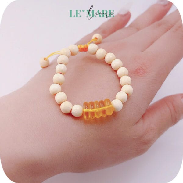 Vòng tay dâu tằm kết hợp ngũ điếu hổ phách Le'Mare Jewelry - món quà ý nghĩa dành cho bé yêu các dịp thôi nôi, đầy tháng, sinh nhật và các ngày kỷ niệm đặc biệt ...