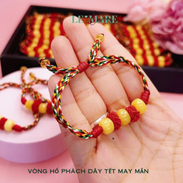 Vòng tay hổ phách mật lạp cùng dây tết ngũ sắc may mắn Le'Mare Jewelry - món quà ý nghĩa dành cho bé yêu các dịp thôi nôi, đầy tháng, sinh nhật và các ngày kỷ niệm đặc biệt ...