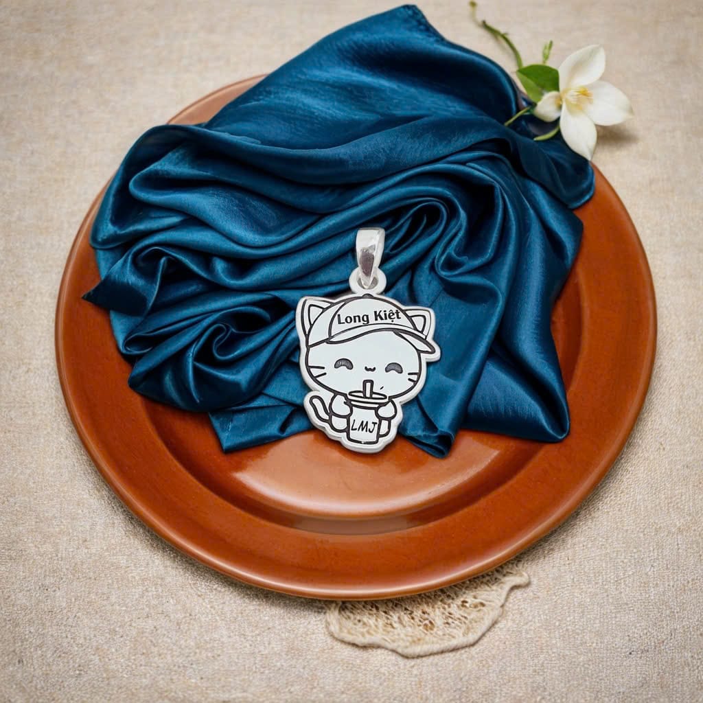 Mặt dây chuyền bạc ta thiết kế khắc tên riêng trên mũ em bé Mèo Le'Mare Jewelry - món quà ý nghĩa dành cho bé yêu các dịp thôi nôi, đầy tháng, sinh nhật và các ngày kỷ niệm đặc biệt ... - Dây Chuyền Bạc Trẻ Em Mặt dây chuyền bạc ta thiết kế khắc tên riêng trên mũ em bé Mèo Le'Mare Jewelry - món quà ý nghĩa dành cho bé yêu các dịp thôi nôi, đầy tháng, sinh nhật và các ngày kỷ niệm đặc biệt ... - Dây Chuyền Bạc Trẻ Em Le'mare Jewelry LMJ