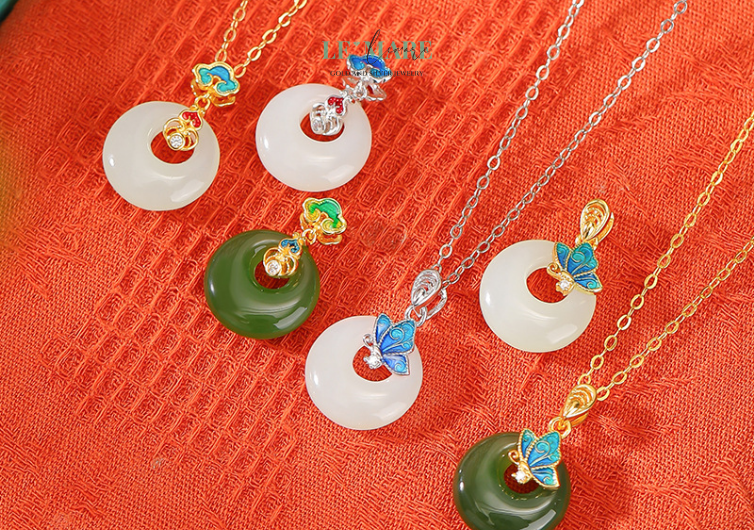 Dây Chuyền Ngọc Bích Gieo Sắc Hoa – Khi ngọc bích hóa thành cánh bướm chạm khẽ vào tim người BNDC05 Có những khoảnh khắc của cái đẹp không đến từ sự lộng lẫy hay sắc sảo. Nó nhẹ như cánh bướm đậu vào nụ hoa, như giọt sương trên cánh ngọc, như một ánh nhìn dịu dàng lướt qua tim. Dây chuyền ngọc bích nữ Gieo Sắc Hoa là món trang sức mang trong mình vẻ đẹp ấy – một sự kết hợp tinh tế giữa ngọc bích, hoa, và bướm, tạo nên một tuyệt phẩm vừa nên thơ vừa thanh quý.