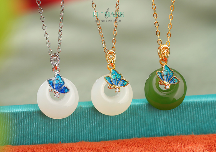 Dây Chuyền Ngọc Bích Gieo Sắc Hoa – Khi ngọc bích hóa thành cánh bướm chạm khẽ vào tim người BNDC05 Thiết kế của Gieo Sắc Hoa là sự giao thoa giữa tạo hóa và cảm xúc. Viên ngọc bích được mài tròn, thả vào giữa cánh hoa cách điệu, nơi một chú bướm nhỏ đang đậu khẽ như vừa từ giấc mơ bay về. Tất cả được kết tinh trong chất liệu tinh xảo, làm nổi bật vẻ yêu kiều và duyên thầm của người đeo.