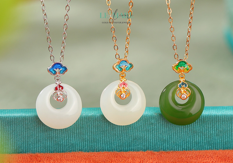 Dây Chuyền Ngọc Bích Gieo Sắc Hoa – Khi ngọc bích hóa thành cánh bướm chạm khẽ vào tim người BNDC05 Không ngẫu nhiên mà từ ngàn xưa, ngọc bích luôn được xem là vật phẩm dành cho những ai yêu cái đẹp có chiều sâu. Không chói sáng như kim cương, không lấp lánh như đá quý, ngọc bích chinh phục người ta bằng ánh xanh mát rượi như làn nước đầu nguồn – trầm, an và trong. Trong chiếc dây chuyền ngọc bích nữ này, viên ngọc như trái tim của mùa xuân, thở ra vẻ dịu dàng thuần khiết.