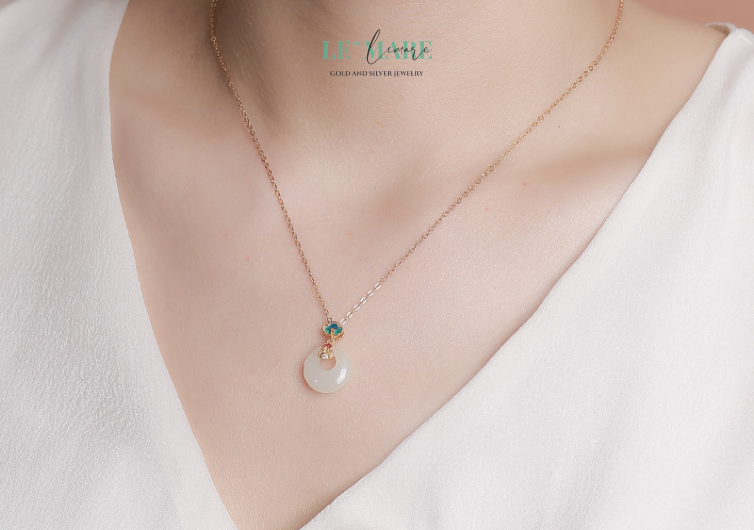 Dây Chuyền Ngọc Bích Gieo Sắc Hoa – Khi ngọc bích hóa thành cánh bướm chạm khẽ vào tim người BNDC05 Quà tặng mẹ – người đã lặng thầm gieo hoa suốt một đời trong lòng con.Quà tặng vợ – người cùng bạn vun trồng từng mùa yêu, từng mùa hiểu.
Quà tặng bạn gái, quà tặng người yêu – món quà thay lời hứa rằng: "Anh sẽ là cánh bướm đậu yên nơi hoa của em nở mãi"