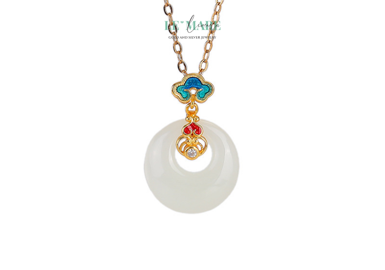 Dây Chuyền Ngọc Bích Gieo Sắc Hoa – Khi ngọc bích hóa thành cánh bướm chạm khẽ vào tim người BNDC05 Người phụ nữ chọn dây chuyền ngọc bích nữ Gieo Sắc Hoa không cần phải cố gắng trở nên nổi bật. Vì chính sự lặng lẽ của cô đã đủ khiến mọi thứ xung quanh trở nên đẹp hơn. Cô biết khi nào cần bước chậm, khi nào cần mỉm cười, và khi nào nên gieo sắc hoa cho chính mình – bằng một món trang sức thanh tao, đủ sức nâng đỡ khí chất và tâm hồn.