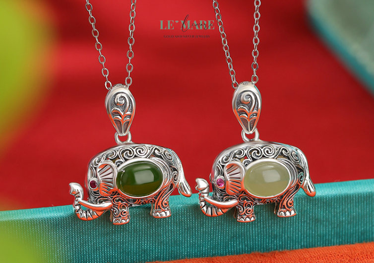 Dây Chuyền Ngọc Bích Ngọc Tượng – Dáng ngọc của trí tuệ và phúc lành BNDC08 Trong thế giới trang sức, mỗi thiết kế là một câu chuyện, mỗi chất liệu là một tâm hồn. Và khi viên ngọc bích xanh mát kết hợp cùng hình tượng con voi hiền hòa và mạnh mẽ, ta có được Ngọc Tượng – một món trang sức không chỉ đẹp ở vẻ ngoài mà còn sâu sắc trong ý nghĩa.Dây chuyền ngọc bích nữ "Ngọc Tượng" là hiện thân của sức mạnh tinh thần, lòng kiên định và trí tuệ bền bỉ – những giá trị luôn lặng lẽ tỏa sáng trong trái tim người phụ nữ.