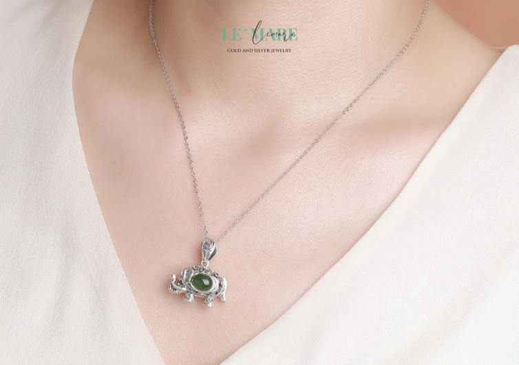 Dây Chuyền Ngọc Bích Ngọc Tượng – Dáng ngọc của trí tuệ và phúc lành BNDC08 Dành tặng mẹ, như một lời tri ân sâu sắc – mong mẹ luôn mạnh khỏe, vững chãi như voi, sống mãi trong vòng tay yêu thương.Gửi đến vợ, như sự cảm kích cho sự hy sinh bền bỉ, luôn là chốn tựa tinh thần đáng tin cậy.
Dành cho bạn gái hay người yêu, như một ẩn ý rằng bạn trân trọng không chỉ vẻ đẹp mà còn sức mạnh dịu dàng của cô ấy.