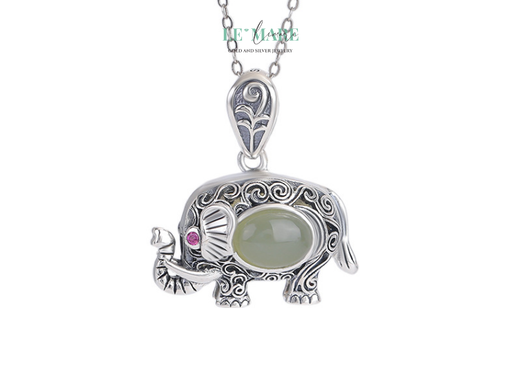 Dây Chuyền Ngọc Bích Ngọc Tượng – Dáng ngọc của trí tuệ và phúc lành BNDC08 Giữa muôn vàn thiết kế rực rỡ ngoài kia, Ngọc Tượng không phô trương, không lấp lánh rực rỡ, nhưng ghi dấu sâu đậm bằng chiều sâu ý nghĩa và vẻ đẹp mộc nhiên. Đó là loại trang sức mà người ta đeo không chỉ để được ngắm nhìn, mà để thấy chính mình an trú trong đó – vững vàng, dịu dàng, không gì có thể lay chuyển.