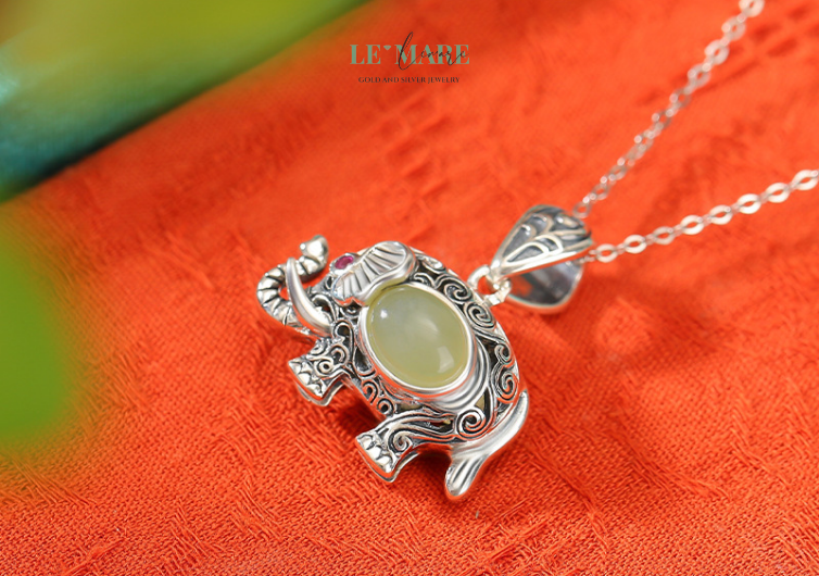 Dây Chuyền Ngọc Bích Ngọc Tượng – Dáng ngọc của trí tuệ và phúc lành BNDC08 Dây chuyền ngọc bích nữ "Ngọc Tượng" được chế tác từ ngọc bích thiên nhiên chọn lọc, mỗi đường cắt đều giữ nguyên sự tinh khiết, mềm mại vốn có của đá. Khi ngọc bích ôm lấy hình tượng voi, đó là khi sức mạnh thể chất và nội tâm hòa quyện làm một – nhẹ nhàng mà đầy quyền lực.