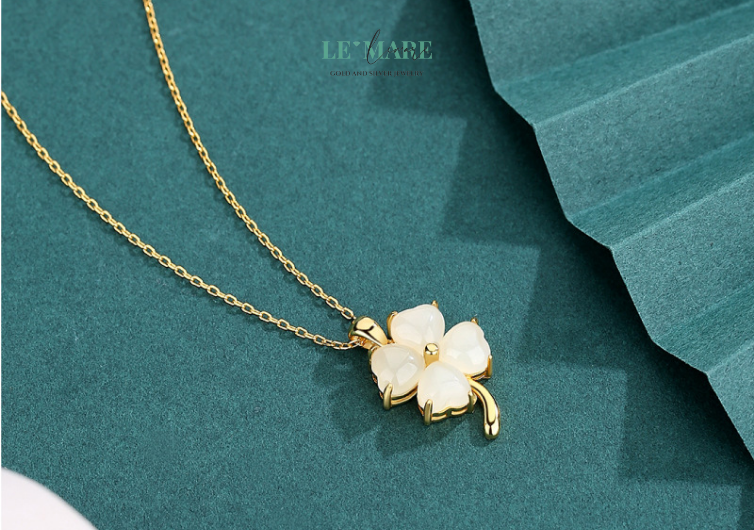 Dây Chuyền Ngọc Bích Lộc Diệp – Gieo một chiếc lá, nở bốn mùa may mắn BNDC25 Dây chuyền ngọc bích nữ "Lộc Diệp" được chế tác từ ngọc bích thiên nhiên, mang sắc xanh dịu mắt, tựa như tán cây giữa mùa hạ – mát lành, trong trẻo và an nhiên. Khi ngọc bích ôm lấy hình dáng cỏ bốn lá, đó là lúc phúc khí và may mắn được khéo léo kết tinh thành một món trang sức không chỉ đẹp mà còn mang giá trị tinh thần sâu sắc.