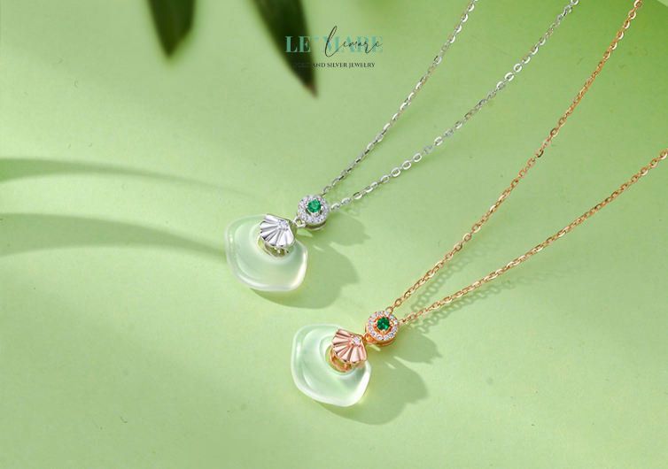 Ngọc Phiến – Làn quạt ngọc nâng niu quyền quý BNDC29 Lấy cảm hứng từ chiếc quạt tay – vật bất ly thân của các tiểu thư quyền quý phương Đông xưa, kết hợp cùng ngọc bích – biểu tượng của vĩnh cửu và phẩm hạnh, “Ngọc Phiến” không đơn thuần là một chiếc dây chuyền nữ, mà là lời tuyên ngôn đầy tinh tế về khí chất người phụ nữ hiện đại: đằm thắm, sâu sắc và đầy nội lực.