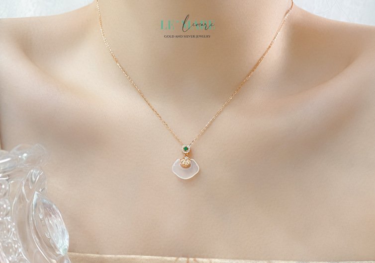 Ngọc Phiến – Làn quạt ngọc nâng niu quyền quý BNDC29 Chiếc quạt: đại diện cho sự nhã nhặn, duyên dáng – nét đẹp cổ điển bất biến giữa dòng chảy hiện đại.Ngọc bích: biểu tượng của nhân cách, sự bảo hộ và thịnh vượng. Tổng thể: hiện thân của sự giao hòa giữa vẻ đẹp bên ngoài và phẩm giá bên trong – như chính người phụ nữ bạn yêu thương.