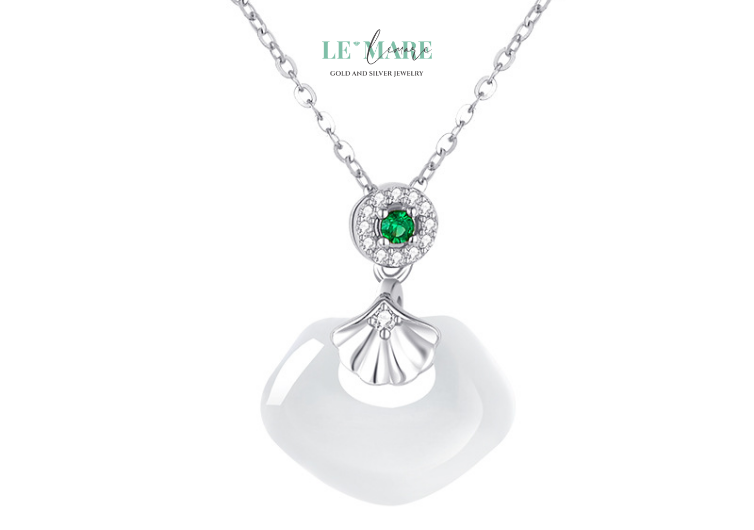 Ngọc Phiến – Làn quạt ngọc nâng niu quyền quý BNDC29 Người chọn dây chuyền ngọc bích nữ "Ngọc Phiến" không đơn thuần tìm kiếm một món trang sức, họ đang tìm một biểu tượng. Một cách thể hiện tinh tế cho sức mạnh mềm – thứ quyền quý không cần lên tiếng nhưng luôn được người khác lắng nghe.Với những người phụ nữ ấy, một làn quạt nhẹ cũng mang theo phong thái, một ánh ngọc xanh cũng đủ làm dịu lòng.