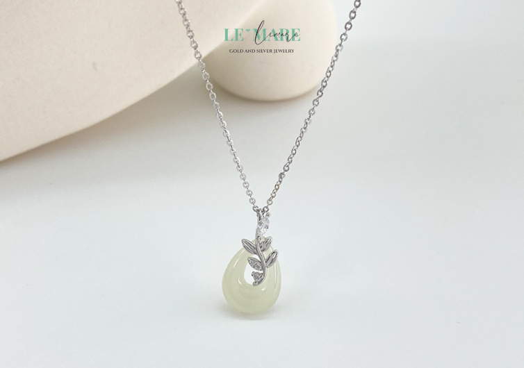 Ngọc Nhu – Dây chuyền ngọc bích nữ mang dáng hình của dịu dàng và bền bỉ BNDC35 Ngọc Nhu không chỉ là dây chuyền nữ, mà là một câu chuyện được kể bằng ngọc và bạc: một nhành dây leo được tạo hình uyển chuyển ôm lấy viên ngọc bích tròn đầy, như thể đang bảo vệ một trái tim xanh dịu mát khỏi mọi xô bồ cuộc sống.