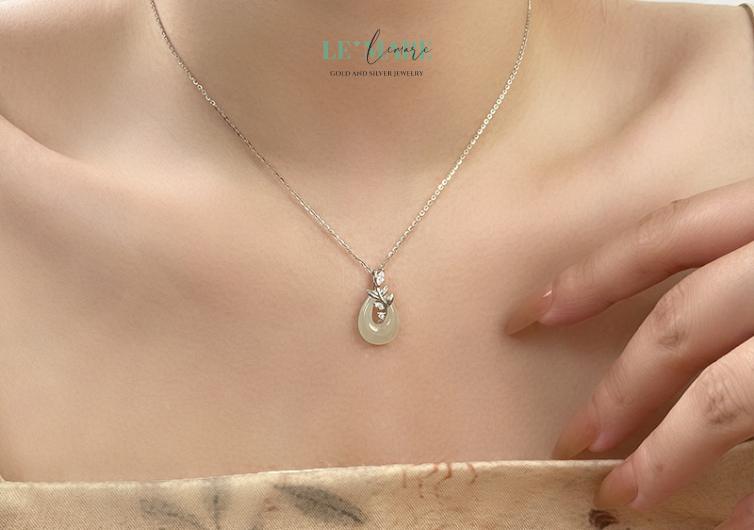 Ngọc Nhu – Dây chuyền ngọc bích nữ mang dáng hình của dịu dàng và bền bỉ BNDC35 Với dây chuyền ngọc bích nữ Ngọc Nhu, viên ngọc được chọn lựa tỉ mỉ để có màu xanh dịu sâu – không quá sáng, cũng không quá trầm, đủ để ánh lên một vẻ đẹp thuần khiết nhưng vẫn rất riêng. Bạc cao cấp được uốn lượn quanh viên ngọc theo hình tượng dây leo, mềm mại nhưng vững vàng, tạo nên một tổng thể vừa hiện đại, vừa mang màu sắc cổ điển phương Đông.