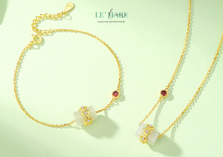 Dây Chuyền Ngọc Bích Trụ Tâm – Dây chuyền ngọc bích nữ mang hình hài của vững chãi và yêu thương BNDC36 Tên gọi Trụ Tâm không chỉ là một cái tên, mà là một lời nhắc. Rằng người phụ nữ – dù là mẹ, là vợ, là người yêu hay là chính bản thân mình – đều là “trụ cột” của gia đình, của tình yêu, và của chính cuộc sống.Không ồn ào hay rực rỡ, Trụ Tâm chọn cách xuất hiện như một cột mốc tinh thần, như một chốn tựa an yên. Mặt dây trụ ngọc được đỡ bởi sợi bạc mềm mại nhưng chắc chắn – như bàn tay nâng niu, như lời khích lệ thầm thì: “Em có thể.”