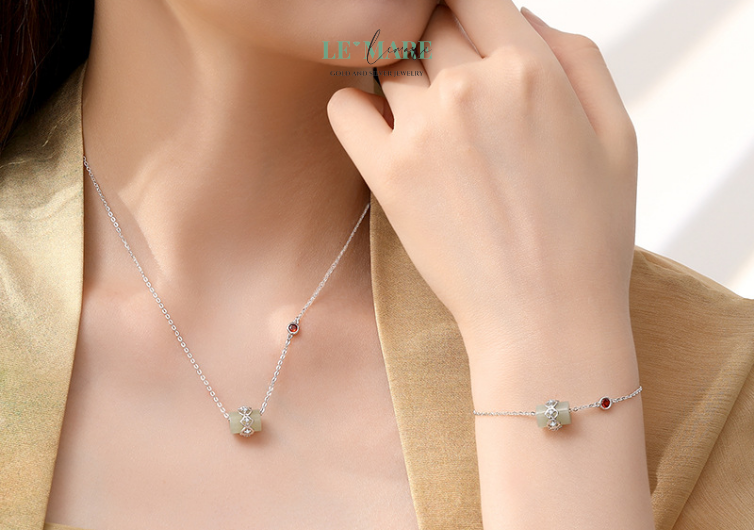 Dây Chuyền Ngọc Bích Trụ Tâm – Dây chuyền ngọc bích nữ mang hình hài của vững chãi và yêu thương BNDC36 Nếu bạn đang tìm kiếm một món quà tặng mẹ, hãy để Trụ Tâm nói thay lòng biết ơn cho những năm tháng mẹ đã lặng lẽ đứng vững để chở che gia đình.Nếu bạn muốn tặng vợ – người luôn kiên cường trong vai trò người bạn đời, người mẹ, người đồng hành – Trụ Tâm chính là lời cảm ơn vì cô ấy đã luôn là “nền móng” cho mái ấm chung. Còn nếu là quà tặng bạn gái hay người yêu, Trụ Tâm không chỉ là dây chuyền, mà là lời khẳng định dịu dàng: “Anh tin em – và tin vào sức mạnh bên trong em.” Dù là quà tặng cao cấp cho người phụ nữ bạn trân trọng, hay là món quà bạn tự dành cho chính mình – thì Trụ Tâm vẫn luôn là biểu tượng của bản lĩnh, sự tĩnh lặng và vững chãi giữa muôn điều đổi thay.