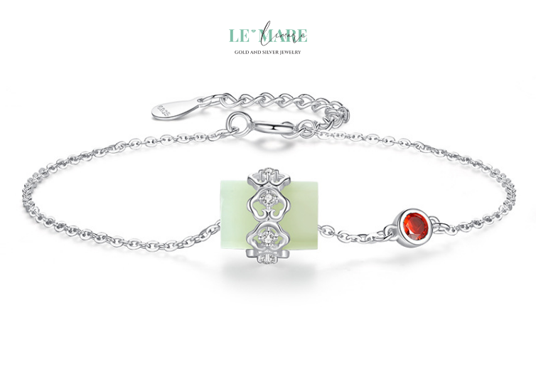 Dây Chuyền Ngọc Bích Trụ Tâm – Dây chuyền ngọc bích nữ mang hình hài của vững chãi và yêu thương BNDC36 Tên gọi Trụ Tâm không chỉ là một cái tên, mà là một lời nhắc. Rằng người phụ nữ – dù là mẹ, là vợ, là người yêu hay là chính bản thân mình – đều là “trụ cột” của gia đình, của tình yêu, và của chính cuộc sống.Không ồn ào hay rực rỡ, Trụ Tâm chọn cách xuất hiện như một cột mốc tinh thần, như một chốn tựa an yên. Mặt dây trụ ngọc được đỡ bởi sợi bạc mềm mại nhưng chắc chắn – như bàn tay nâng niu, như lời khích lệ thầm thì: “Em có thể.”