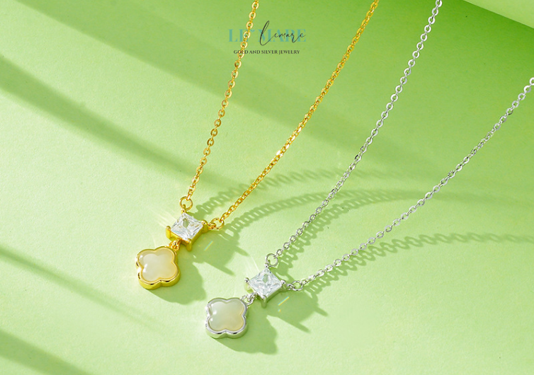 Dây Chuyền Ngọc Bích Ferlivia – Dây chuyền ngọc bích nữ chạm vào may mắn và hạnh phúc BNDC37 Tên gọi Ferlivia được chắt lọc từ “felicity” – hạnh phúc, kết hợp cùng âm sắc dịu dàng, mềm mại như một lời thì thầm. Mỗi chiếc Ferlivia không chỉ là một món phụ kiện, mà là lời cầu chúc may mắn, một món quà mang theo ánh sáng và yêu thương.