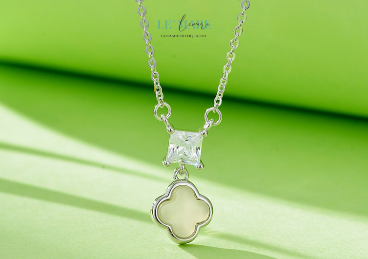 Dây Chuyền Ngọc Bích Ferlivia – Dây chuyền ngọc bích nữ chạm vào may mắn và hạnh phúc BNDC37 Mỗi đường nét của dây chuyền ngọc bích Ferlivia đều mềm mại như cơn gió nhẹ lướt qua một sớm mai. Chiếc lá bốn cánh bằng ngọc bích thiên nhiên ánh lên sắc xanh dịu mát, tựa như hy vọng. Bao quanh là khung bạc sáng lấp lánh – không rực rỡ một cách khoa trương, mà rạng rỡ một cách vừa vặn, như nụ cười của người phụ nữ đang hạnh phúc thực sự.