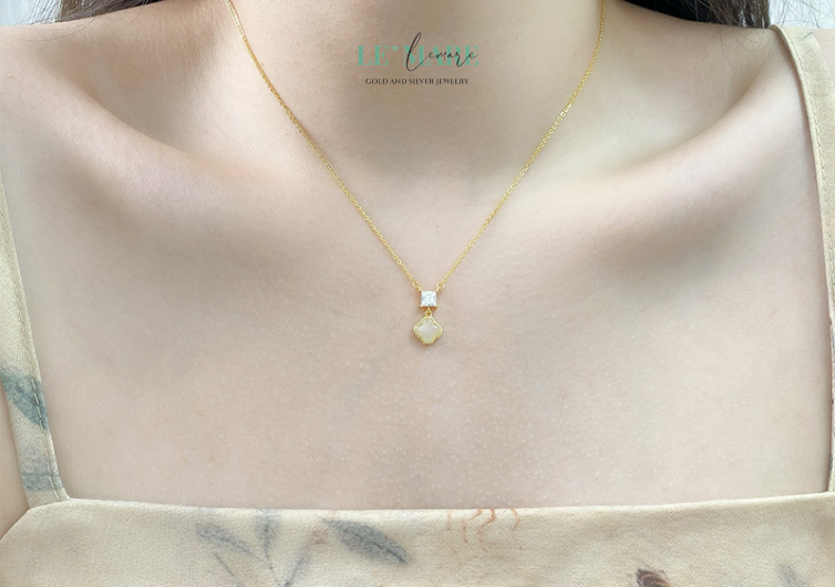 Dây Chuyền Ngọc Bích Ferlivia – Dây chuyền ngọc bích nữ chạm vào may mắn và hạnh phúc BNDC37 Quà tặng mẹ – gửi đến mẹ lời chúc an lành và hạnh phúc trọn vẹnQuà tặng vợ – để cảm ơn người luôn là hậu phương ấm áp Quà tặng bạn gái – thay cho lời nhắn nhủ: “Em là điều may mắn của anh” Quà tặng người yêu – để đánh dấu khoảnh khắc ngọt ngào hai người có nhau Quà tặng cao cấp – cho người phụ nữ xứng đáng với những điều đẹp nhất