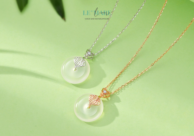 Dây Chuyền Ngọc Bích Vượng Cát – Mang phúc lành đậu nhẹ lên tim BNDC40 Trong tiếng gió xuân phơi phới và màu trời chớm rạng, có những điều nhỏ bé nhưng mang theo cả một trời hy vọng. Một lời chúc, một cành hoa, một món quà – đôi khi đủ sức trở thành điềm lành mở lối cho một năm hanh thông, một đời viên mãn. Từ những ý niệm ấy, "Vượng Cát" – chiếc dây chuyền ngọc bích nữ ra đời như một tín vật dịu dàng, mang theo phúc – lộc – thịnh – vượng, chạm nhẹ vào cổ tay áo mà lặng thầm nở rộ trong tim.