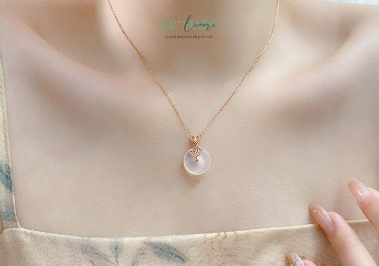 Dây Chuyền Ngọc Bích Vượng Cát – Mang phúc lành đậu nhẹ lên tim BNDC40 💝 Quà tặng mẹ: Thay lời tri ân, gửi lời chúc mẹ luôn an nhiên, khỏe mạnh, đủ đầy mỗi ngày.💝 Quà tặng vợ: Như một nhành hoa không tàn, gợi nhớ lời hứa trăm năm bên nhau thịnh vượng.
💝 Quà tặng bạn gái, người yêu: Dịu dàng như ánh mắt, bền chặt như niềm tin, gói trọn những điều tốt đẹp nhất cho người thương.
💝 Quà tặng cao cấp: Cho những khoảnh khắc không thể nói thành lời – khi bạn muốn gửi đi một món quà mang cả phúc lành và giá trị tinh thần sâu sắc.