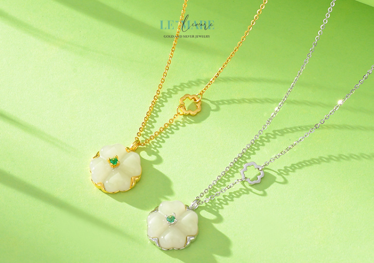 Luckette – Dây chuyền ngọc bích nữ mang may mắn đến gần trái tim BNDC41 Trong những khoảnh khắc ngẫu nhiên nhất, may mắn ghé ngang như một cơn gió dịu. Có thể là một ánh nhìn dịu dàng, một vòng tay đúng lúc, hay một món quà nhỏ nhưng mang ý nghĩa lớn lao. Luckette – dây chuyền ngọc bích nữ mang hình ảnh cỏ bốn lá chính là món quà ấy: nhỏ xinh, thanh thoát nhưng đủ khiến trái tim thổn thức.