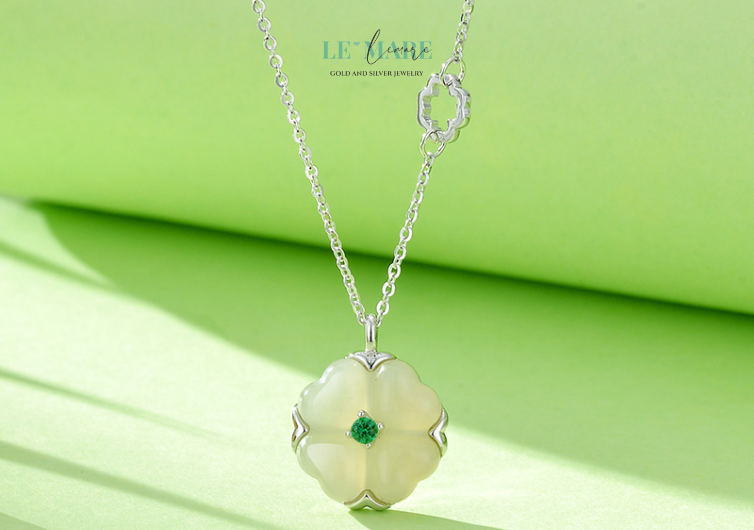 Luckette – Dây chuyền ngọc bích nữ mang may mắn đến gần trái tim BNDC41 Luckette không chỉ lấy cảm hứng từ cỏ bốn lá, mà còn đưa biểu tượng ấy vào trái tim của thiết kế. Mặt dây chuyền là một khung bạc tinh xảo ôm lấy viên ngọc bích xanh tròn, được điểm xuyết bằng họa tiết cỏ bốn lá uốn lượn. Mỗi đường nét mềm mại như một cái chạm nhẹ của may mắn lên làn da.