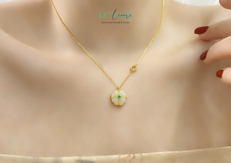 Luckette – Dây chuyền ngọc bích nữ mang may mắn đến gần trái tim BNDC41 Quà tặng mẹ – như một lời chúc mẹ luôn gặp điều tốt lành, bình an trong từng bước đi.Quà tặng vợ – gửi gắm lời nhắn: “Em là may mắn lớn nhất đời anh.”
Quà tặng bạn gái, người yêu – ngọt ngào, dịu dàng như tình cảm bạn dành cho cô ấy mỗi ngày.
Quà tặng cao cấp – không cần quá phô trương, chỉ cần đúng nghĩa, đúng lúc là đủ tinh tế để khiến người nhận cảm động.