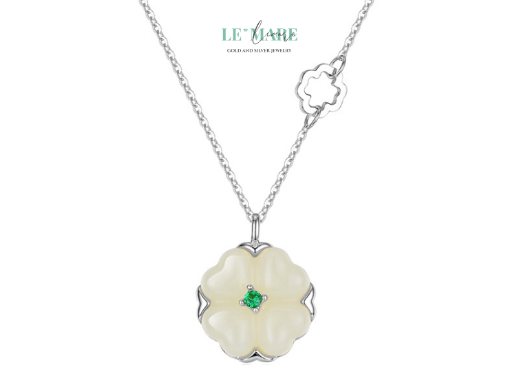 Luckette – Dây chuyền ngọc bích nữ mang may mắn đến gần trái tim BNDC41 Không rực rỡ như kim cương, không lấp lánh như đá màu, Luckette chọn cách tỏa sáng một cách nhẹ nhàng: bằng sự thanh thoát, bằng cảm giác an yên mà nó mang lại. Thiết kế không quá cầu kỳ, nhưng từng đường cong, từng chi tiết bạc nhỏ đều được chăm chút như một bản nhạc êm – dịu mà đọng lại.Dây chuyền nữ Luckette không chỉ là món trang sức đeo lên cổ, mà là món quà đeo gần tim – nơi giữ những lời chúc lành và những niềm tin dịu dàng nhất.