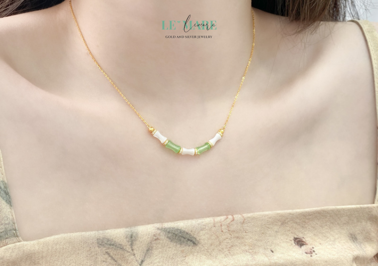 Dây chuyền ngọc bích Vân Trúc – Dịu dàng như mây, vững vàng như trúc BNDC43 🎁 Quà tặng mẹ – như lời biết ơn cho sự bao dung, lòng nhẫn nại và tấm lòng rộng mở như trời mây🎁 Quà tặng vợ – dịu dàng, thanh nhã như chính người bạn đời luôn đứng sau bạn
🎁 Quà tặng bạn gái, người yêu – một món quà thay cho lời yêu dịu êm, thay cho mong ước bình yên dài lâu
🎁 Quà tặng cao cấp – thiết kế tinh tế, chất liệu bạc cao cấp và ngọc bích tự nhiên, xứng đáng với những người phụ nữ mà bạn thật lòng trân quý