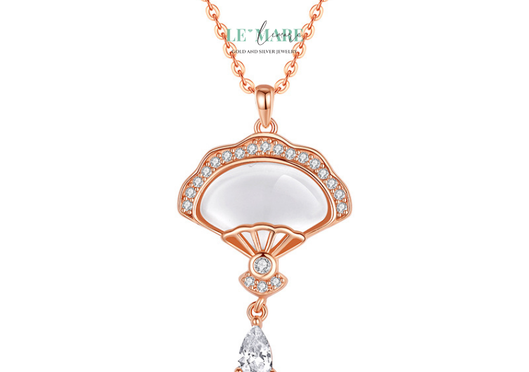 Dây Chuyền Ngọc Bích Senselle – Dáng quạt ngọc giữa làn gió ký ức BNDC45 🎁 Quà tặng mẹ – người phụ nữ như chiếc quạt dịu mát giữa ngày nắng, luôn lặng thầm che chở.🎁 Quà tặng vợ – tri kỷ của cuộc đời, người duyên dáng mà bền bỉ như cánh quạt ngọc. 🎁 Quà tặng bạn gái, người yêu – lời nhắn rằng: em là nét đẹp hiếm có, nhẹ nhàng mà sâu sắc. 🎁 Quà tặng cao cấp – dành cho chính bạn, như một minh chứng rằng bản thân xứng đáng được nâng niu bằng những điều đẹp nhất.