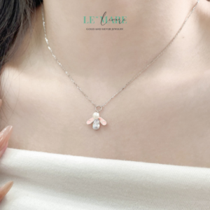 Dây chuyền ngọc bích nữ – “Ngọc Phong”: Cánh ong chở điều lành qua rừng ngọc BNDC47