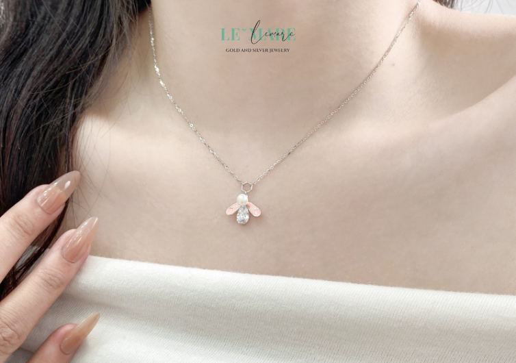 Dây chuyền ngọc bích nữ – “Ngọc Phong”: Cánh ong chở điều lành qua rừng ngọc BNDC47 Khi đặt viên ngọc ấy trong hình hài của một dây chuyền nữ, và gửi gắm hình ảnh ong bay qua rừng ngọc, “Ngọc Phong” không chỉ là một món trang sức – mà còn là một bùa may mắn dịu dàng, giúp người phụ nữ cảm thấy được yêu thương và chở che mỗi ngày.