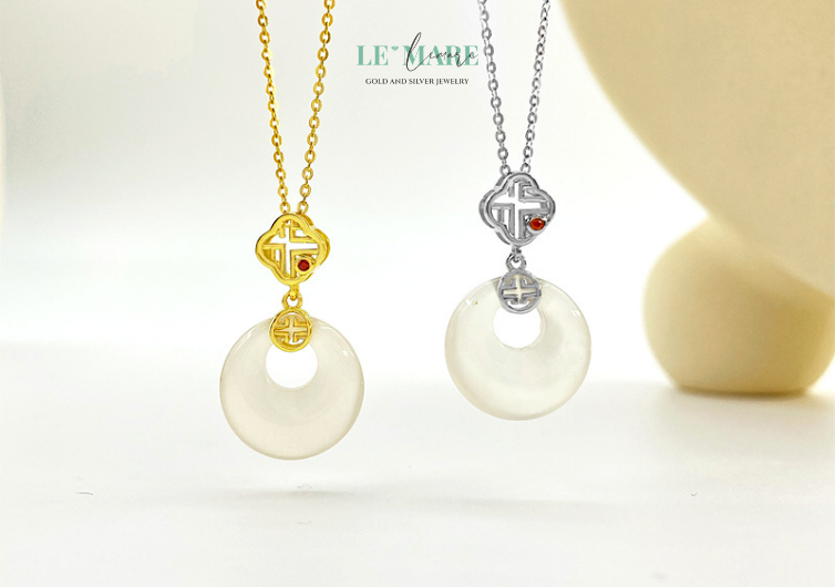 Dây chuyền ngọc bích nữ Minh Cát – Vẻ đẹp quyền quý mang dấu ấn cổ điển BNDC51 Giữa những vội vã và hiện đại của thời gian, đôi khi ta vẫn khao khát tìm về những giá trị xưa cũ – nơi vẻ đẹp không nằm ở sự phô trương, mà ẩn mình trong từng chi tiết tinh tế, nhẹ nhàng mà sâu lắng. Minh Cát, mẫu dây chuyền ngọc bích nữ mới nhất, là sự hội tụ hoàn hảo của tinh thần ấy – một vẻ đẹp quyền quý, cổ điển thấm đượm sắc ngọc và ý nghĩa lành.